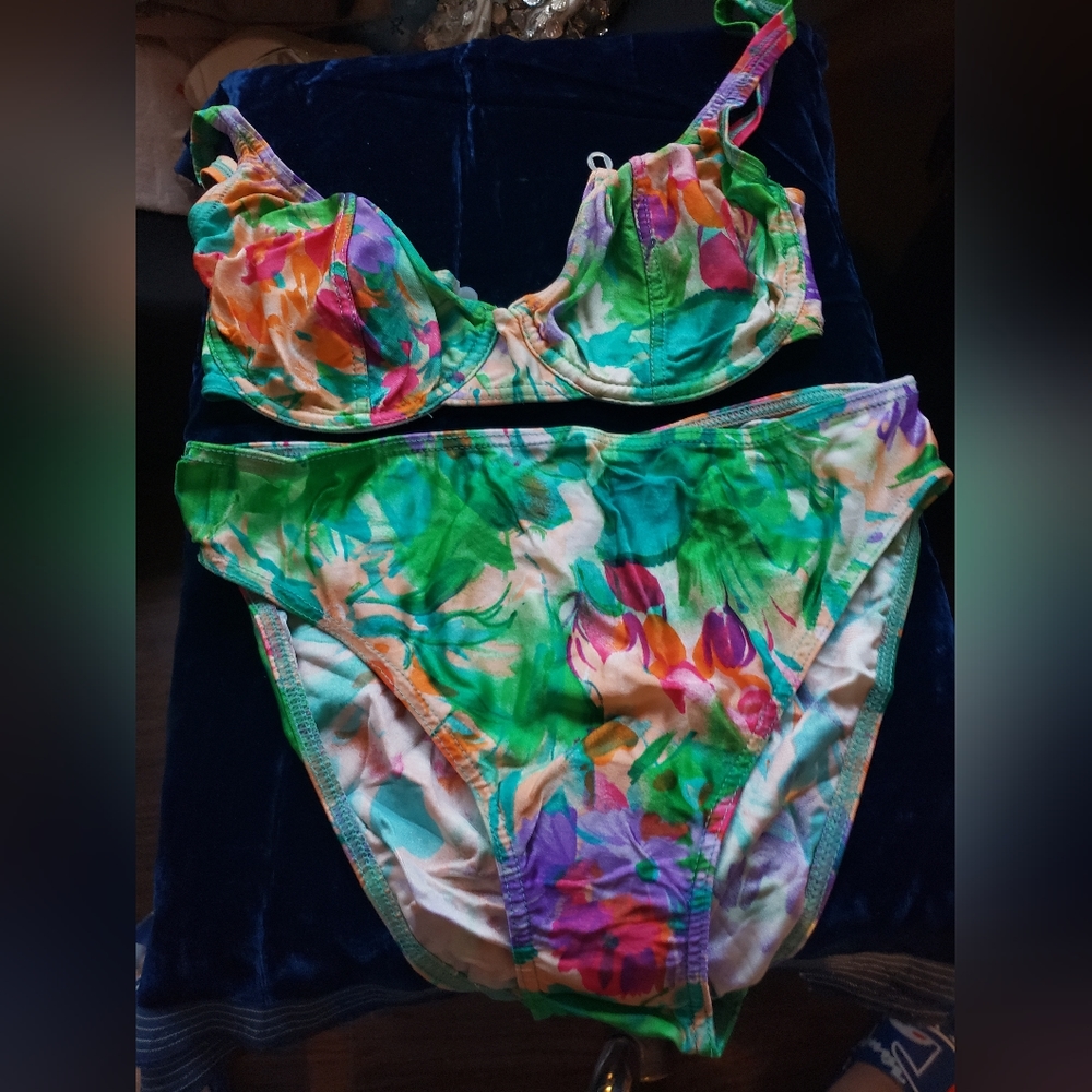 Fashions multicolored swimwear